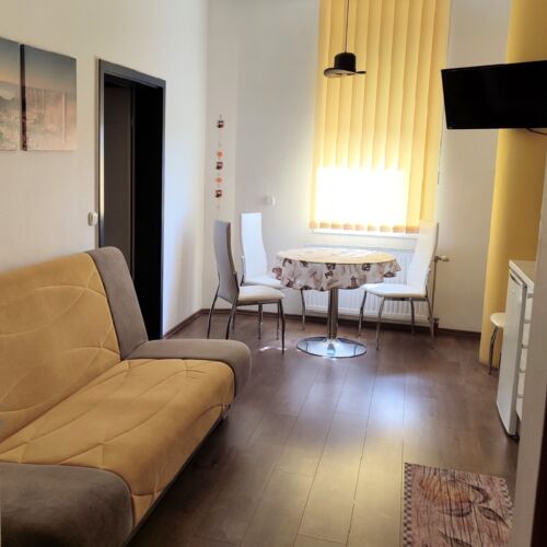 Apartament standard la etaj pentru 3 pers. (se inchirieaza doar integral)