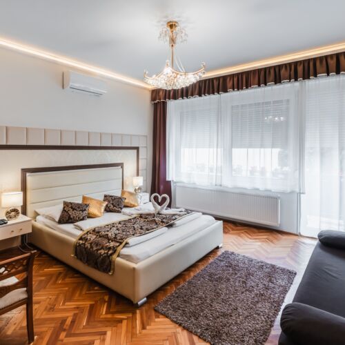 Camera cvadrupla cu grup sanitar cu aer conditionat