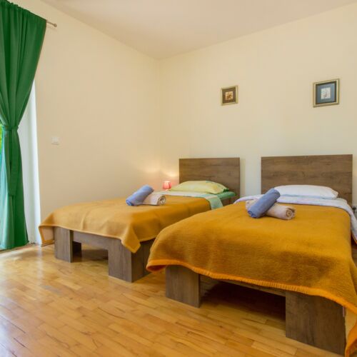 Apartament 4-osobowy z klimatyzacją z balkonem z 2 pomieszczeniami sypialnianymi A-6280-b