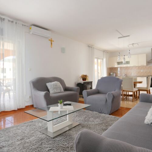 Apartament 6-osobowy z klimatyzacją z tarasem z 3 pomieszczeniami sypialnianymi A-11301-a