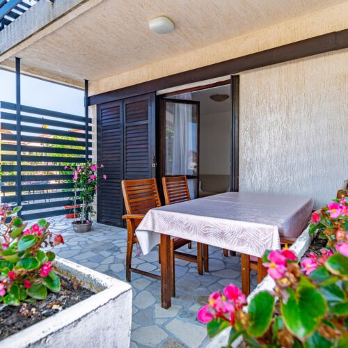 Apartament 4-osobowy z klimatyzacją z tarasem z 1 pomieszczeniem sypialnianym A-5494-b