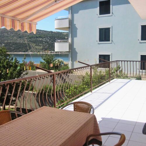 Sea View 3-Room Air Conditioned Apartment for 9 Persons A-6116-c