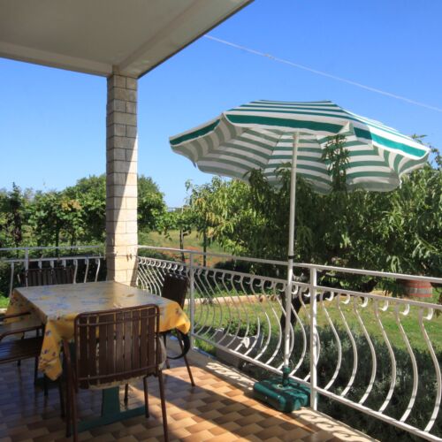 Apartament 5-osobowy z klimatyzacją z tarasem z 2 pomieszczeniami sypialnianymi A-7149-b