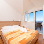 Apartman s klimatizací pro 4 os. se 2 ložnicemi s výhledem na moře A-3193-b