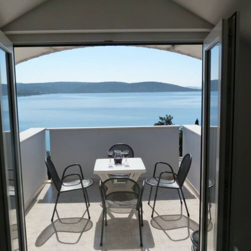 Sea View 3-Room Air Conditioned Apartment for 6 Persons A-6024-a