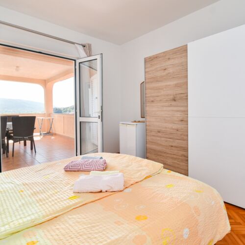 Apartman s klimatizací pro 4 os. se 2 ložnicemi s výhledem na moře A-2013-a