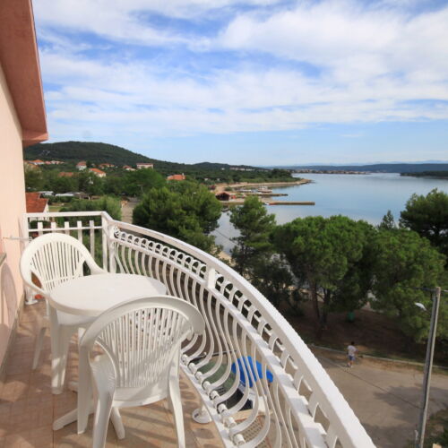 Tengerre néző légkondicionált 9 fős apartman 4 hálótérrel A-334-f