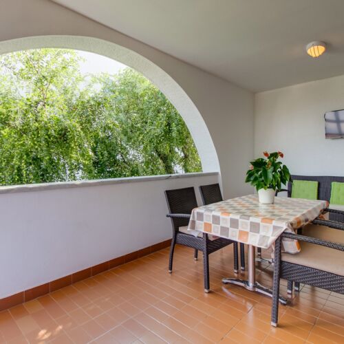 Apartament 4-osobowy z klimatyzacją z tarasem z 2 pomieszczeniami sypialnianymi A-8024-a