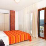 Apartman s klimatizací pro 8 os. se 4 ložnicemi s výhledem na moře A-3011-a