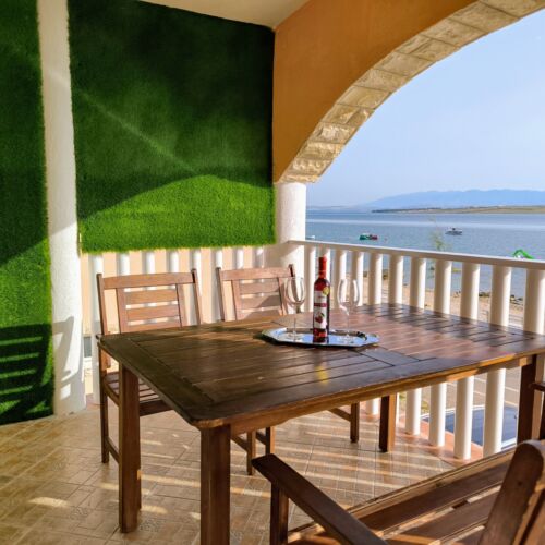 Apartament cu aer condiționat cu vedere spre mare cu 3 camere pentru 6 pers.