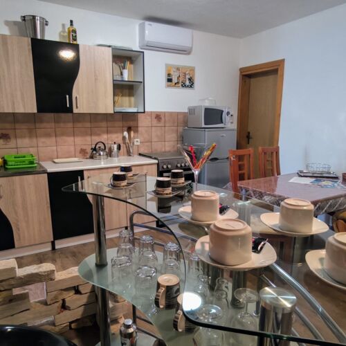 Apartament la parter cu vedere spre mare cu 3 camere pentru 6 pers.