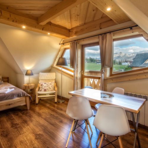 Hegyekre néző emeleti háromágyas szoba