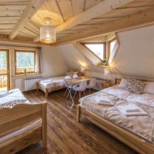 Hegyekre néző emeleti négyágyas szoba