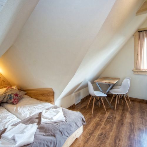 Hegyekre néző tetőtéri háromágyas szoba