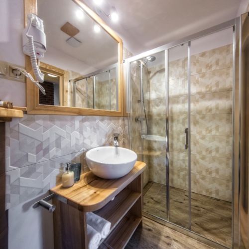 Hegyekre néző tetőtéri négyágyas szoba