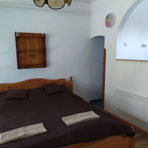 Udvarra néző földszintes 2 fős apartman 1 hálótérrel