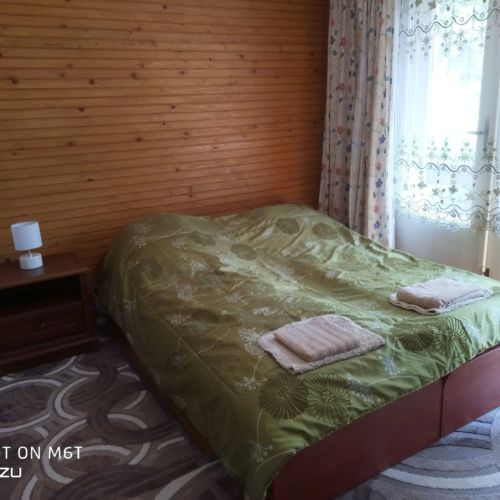 Camera twin la etaj cu vedere spre curte