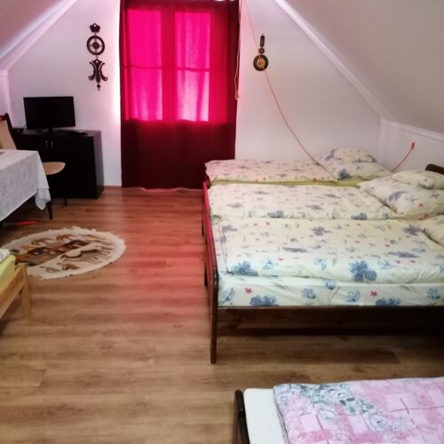 Camera la mansardă cu baie pentru 8 pers.