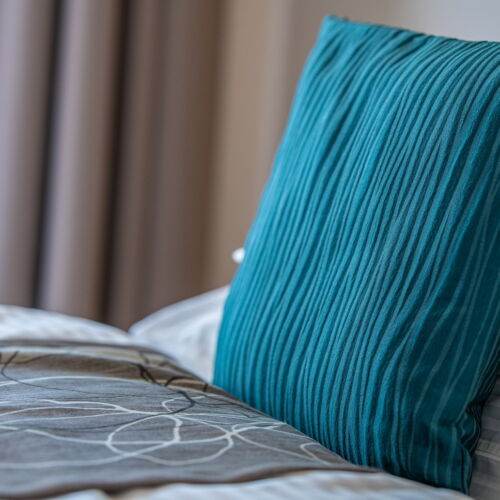 Camera single standard cu cadă