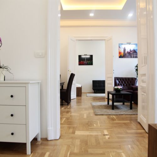 Apartament lCD TV cu vedere spre oraș pentru 9 pers. (se inchirieaza doar integral)