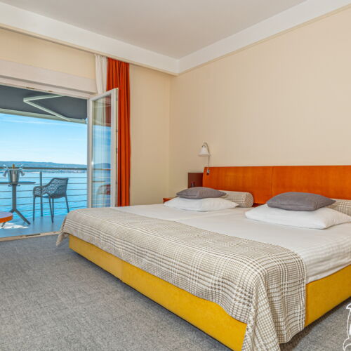 Camera twin cu balcon cu vedere spre mare (se poate solicita pat suplimentar)