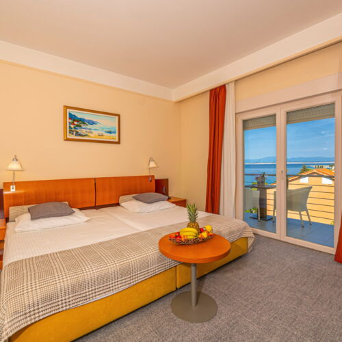 Camera twin cu vedere parțială spre mare