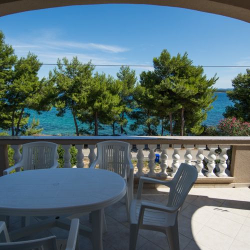 Apartament tourist cu vedere spre mare cu 2 camere pentru 4 pers. (se poate solicita pat suplimentar)