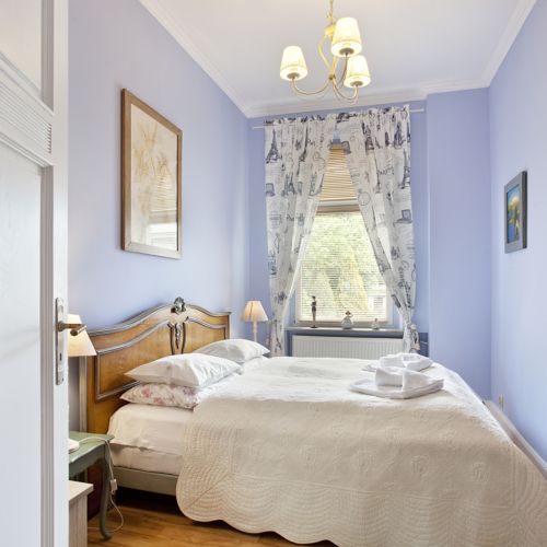 Apartament 4-osobowy na parterze z balkonem z 2 pomieszczeniami sypialnianymi