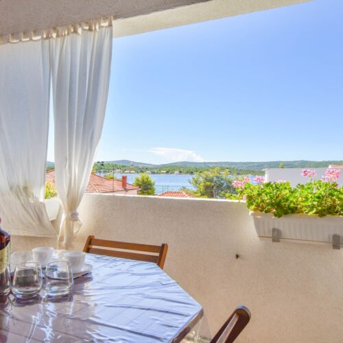 Apartament cu aer condiționat cu vedere spre mare cu 2 camere pentru 3 pers.