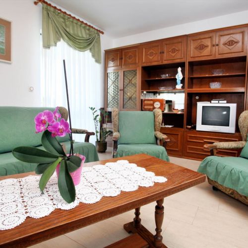 Apartament la parter cu vedere spre mare cu 4 camere pentru 7 pers.