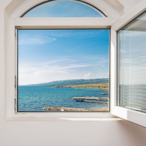 Apartament cu aer condiționat cu vedere spre mare cu 2 camere pentru 4 pers.