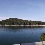 Apartament la etaj cu vedere spre mare cu 2 camere pentru 4 pers.