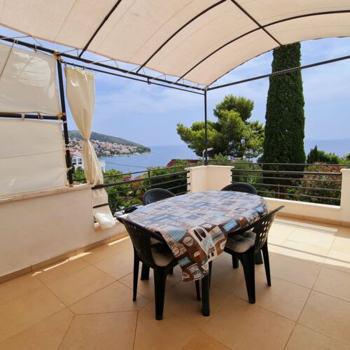 Apartament cu aer condiționat cu vedere spre mare cu 2 camere pentru 4 pers.