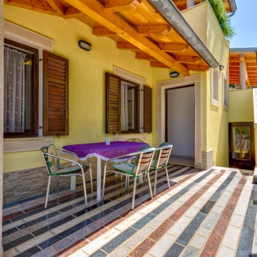 Apartament la parter cu aer condiționat cu 2 camere pentru 4 pers.