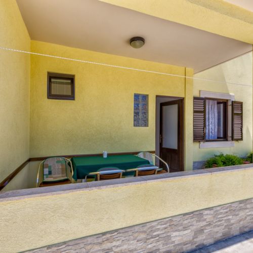 Apartament la parter cu aer condiționat cu 2 camere pentru 4 pers.