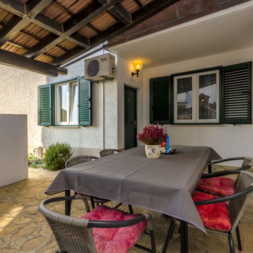 Apartament la parter cu aer condiționat cu 2 camere pentru 4 pers.