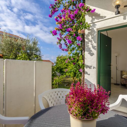 Apartament la parter cu aer condiționat cu 2 camere pentru 4 pers.