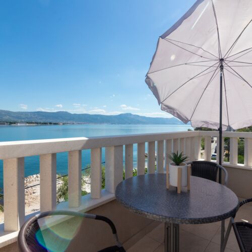 Apartament cu aer condiționat cu vedere spre mare cu 2 camere pentru 4 pers.