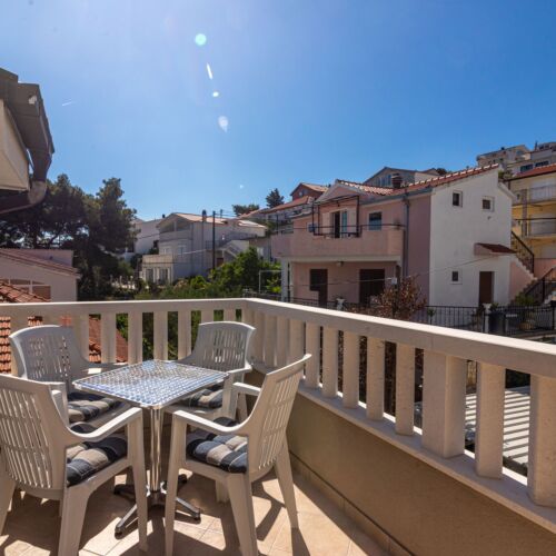 Apartament la etaj cu aer condiționat cu 2 camere pentru 4 pers.