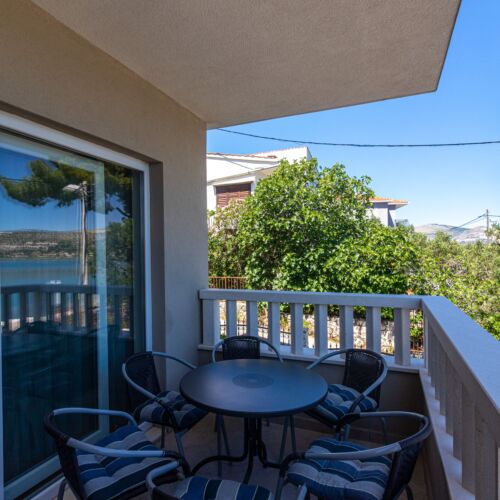 Apartament cu aer condiționat cu vedere spre mare cu 3 camere pentru 6 pers.