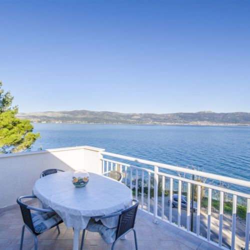 Apartament cu aer condiționat cu vedere spre mare cu 2 camere pentru 4 pers.