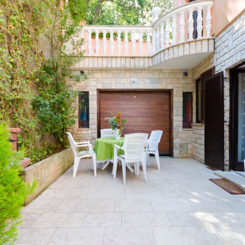 Apartament la parter cu aer condiționat cu 2 camere pentru 4 pers.