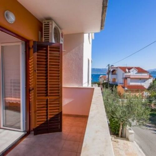 Apartament cu aer condiționat cu vedere spre mare cu 2 camere pentru 4 pers.