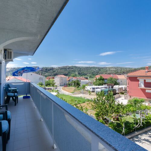 Pogled na vrt Na katu apartman za 4 osoba(e) sa 2 spavaće(om) sobe(om)