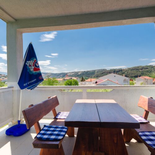 Pogled na vrt Na katu apartman za 6 osoba(e) sa 2 spavaće(om) sobe(om)