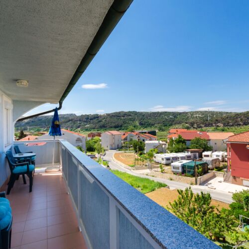 Pogled na vrt Na katu apartman za 4 osoba(e) sa 2 spavaće(om) sobe(om)