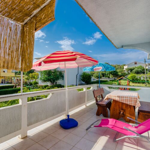 Pogled na vrt Na katu apartman za 8 osoba(e) sa 3 spavaće(om) sobe(om)