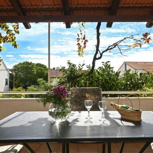 Apartament la parter cu aer condiționat cu 2 camere pentru 4 pers.