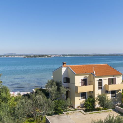 Apartament la etaj cu vedere spre mare cu 2 camere pentru 5 pers.