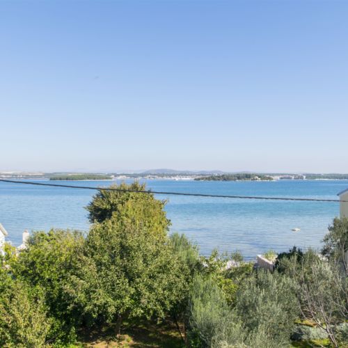 Apartament la etaj cu vedere spre mare cu 3 camere pentru 6 pers.